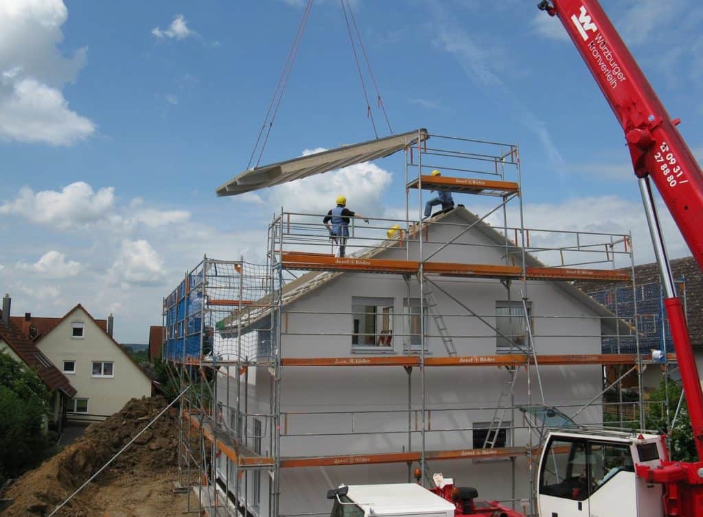 עובדים על גובה בבניית בית