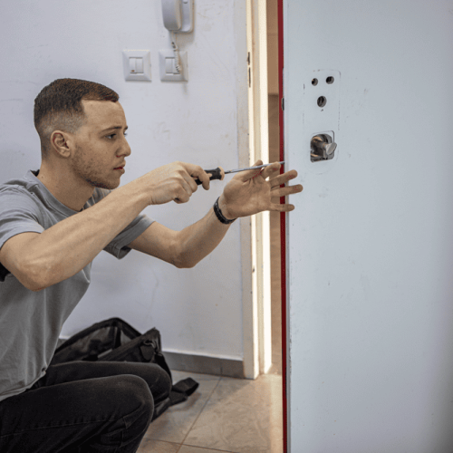 מאיר המנעולן המהיר פורץ דלת